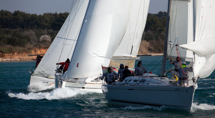 Zadar, 260211.
U Biogradskom akvatoriju se ovoga vikenda odrzava 11. Karnevalska regata. U tri jedrenja natjecati ce se 50-ak brodova.
Na slici: detalj sa subotnjeg jedrenja.
Foto: Vladimir Ivanov / CROPIX Zadar, 260211.
U Biogradskom akvatoriju se ovoga vikenda odrzava 11. Karnevalska regata. U tri jedrenja natjecati ce se 50-ak brodova.
Na slici: detalj sa subotnjeg jedrenja.
Foto: Vladimir Ivanov / CROPIX