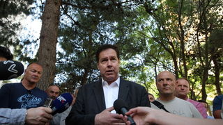 Zadar, 250512.
Radnici tvrtke Gortan odrzavaju prosvjedni skup pod nazivom Pet do 12 zbog neisplacenih placa, nezakonitog smanjenja placa i otpustanja dijela radnika. Prosvjed se odrzao pred tvrtkom Gortan na Vostarnici. 
Na slici Vedran Uranija sindikaln