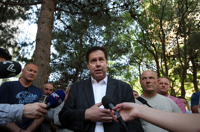 Zadar, 250512.
Radnici tvrtke Gortan odrzavaju prosvjedni skup pod nazivom Pet do 12 zbog neisplacenih placa, nezakonitog smanjenja placa i otpustanja dijela radnika. Prosvjed se odrzao pred tvrtkom Gortan na Vostarnici. 
Na slici Vedran Uranija sindikaln