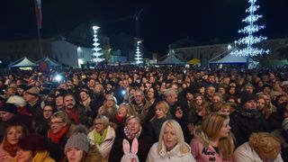 Mladen Grdović pjesmom uveo Poreč u Novu 2017.