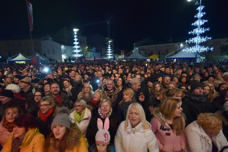 Mladen Grdović pjesmom uveo Poreč u Novu 2017.