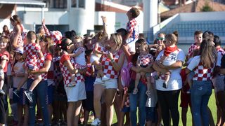 Šime Strikoman i nekoliko stotina Zadrana u Stanovima snimili milenijsku fotografiju u podrške Vatrenima Šime Strikoman i nekoliko stotina Zadrana u Stanovima snimili milenijsku fotografiju u podrške Vatrenima