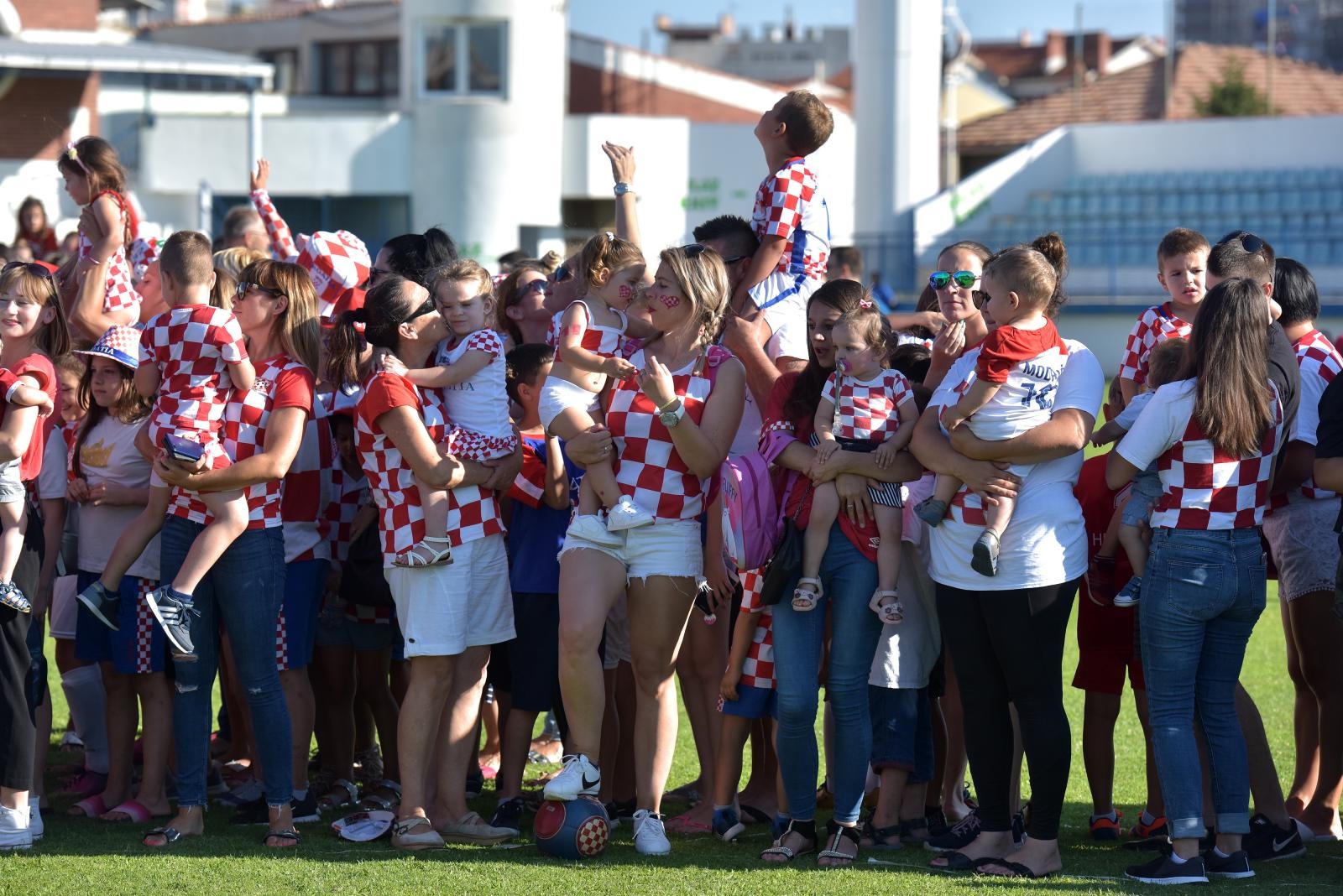 Šime Strikoman i nekoliko stotina Zadrana u Stanovima snimili milenijsku fotografiju u podrške Vatrenima Šime Strikoman i nekoliko stotina Zadrana u Stanovima snimili milenijsku fotografiju u podrške Vatrenima