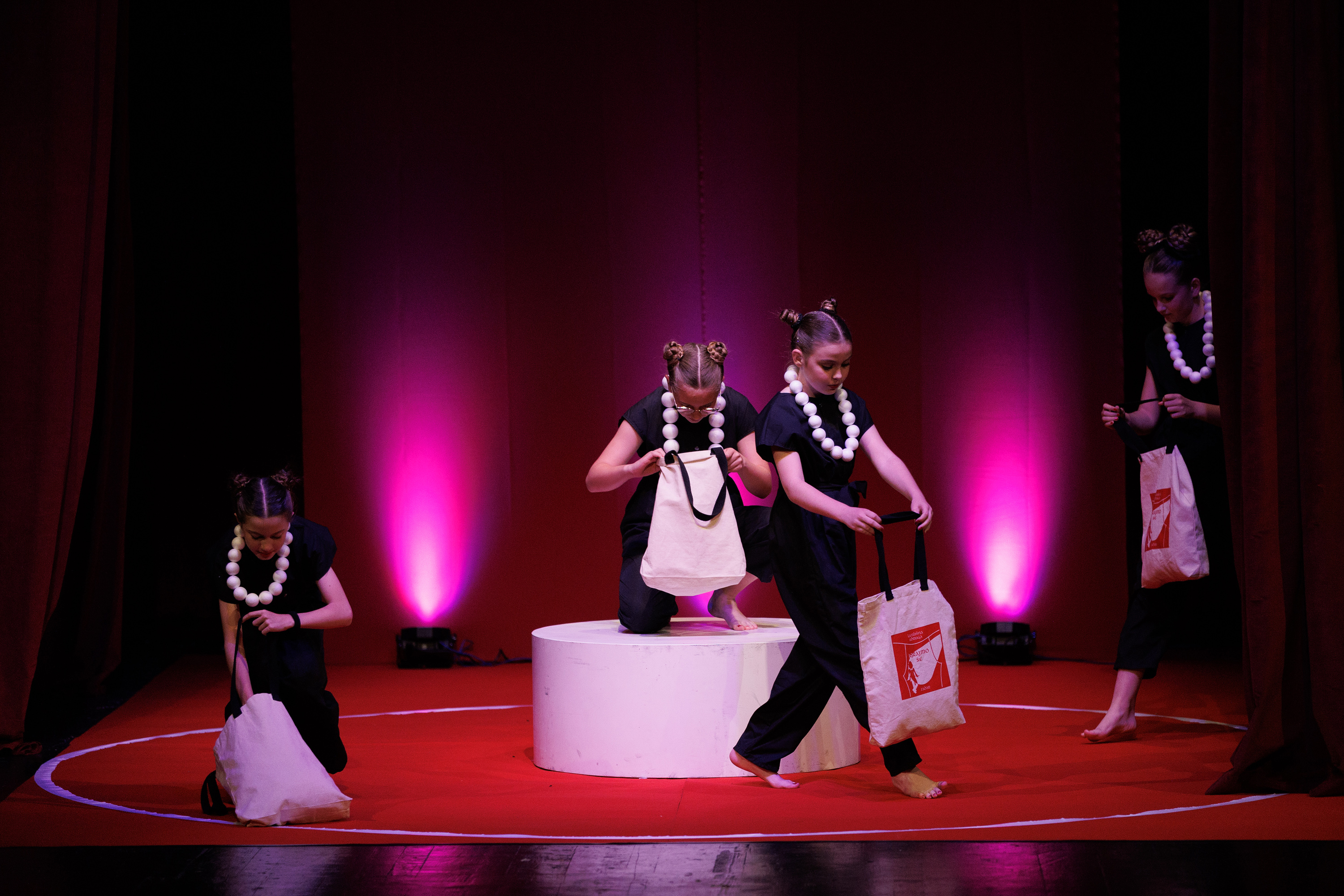 Igrajmo se: Zabranjeno mlađima od 15 strana A