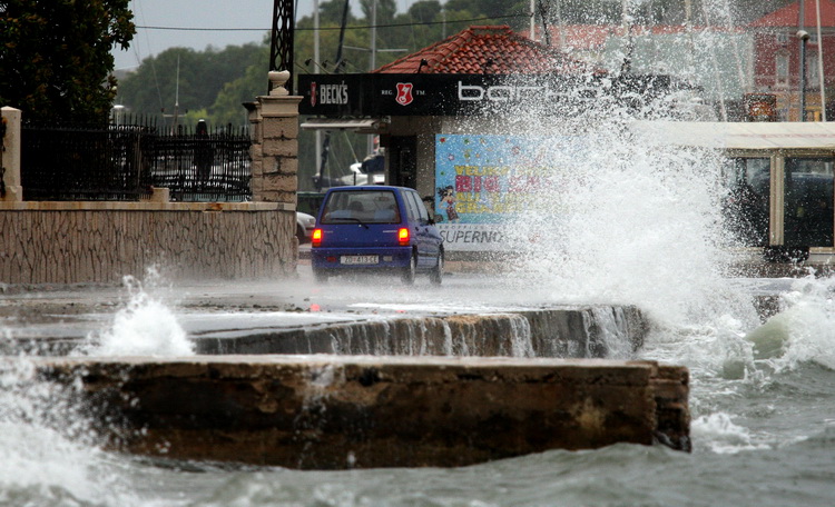 Zadar, 240711.
Obalom Kneza Trpimira u Zadru otezan je promet jer jak sjeverni vjetar razbija valove, koji nakon sto se razbiju od obalu padaju na prometnicu.
Foto : Vladimir Ivanov / CROPIX Zadar, 240711.
Obalom Kneza Trpimira u Zadru otezan je promet jer jak sjeverni vjetar razbija valove, koji nakon sto se razbiju od obalu padaju na prometnicu.
Foto : Vladimir Ivanov / CROPIX