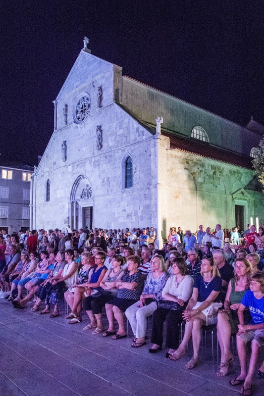8. Međunarodni festival čipke u Pagu obilježila je modna revija i nastup klape Sol