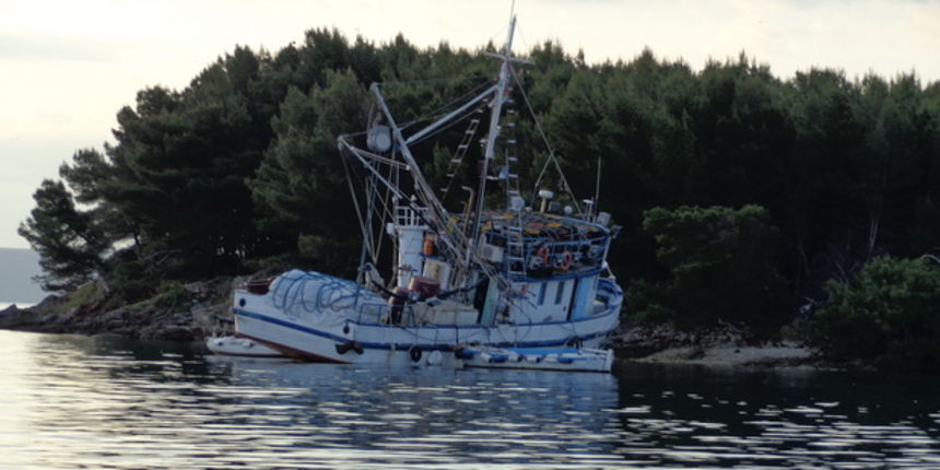 Mišnjak: Nasukana ribarica “Glamoč”