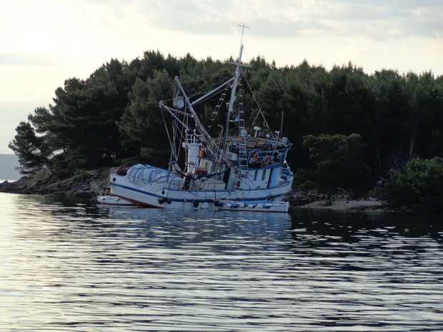 Mišnjak: Nasukana ribarica “Glamoč”