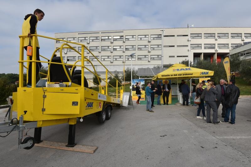 Auto klub Zadar prezentirao simulator prevrtanja i sudara, Foto: Dino Stanin/PIXSELL Auto klub Zadar prezentirao simulator prevrtanja i sudara, Foto: Dino Stanin/PIXSELL