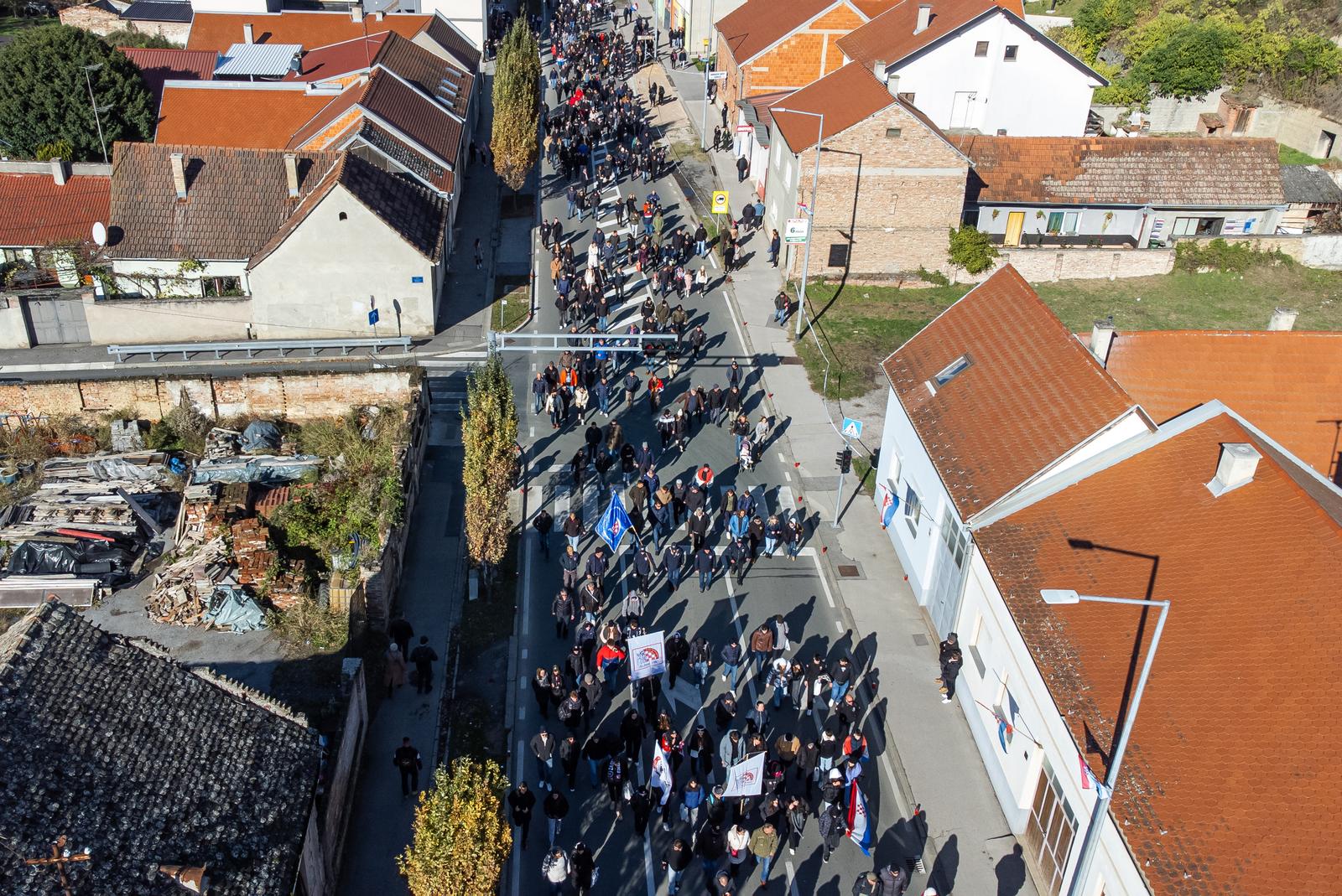 Vukovar: Kolona sjećanja iz zraka Vukovar: Kolona sjećanja iz zraka