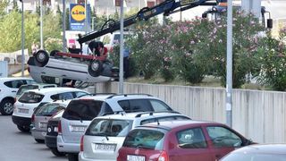 Zadar: U nesreći u ulici Benka Benkovića došlo do prevrtanja vozila koje je palo na parkiralište