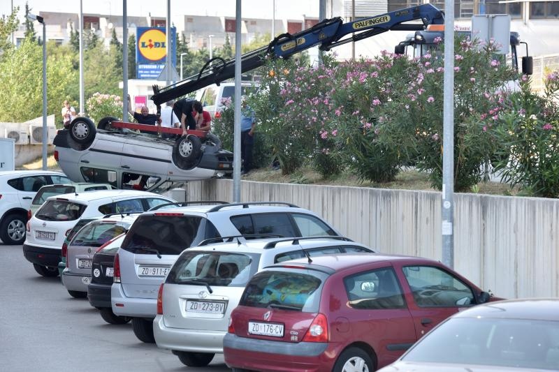 Zadar: U nesreći u ulici Benka Benkovića došlo do prevrtanja vozila koje je palo na parkiralište