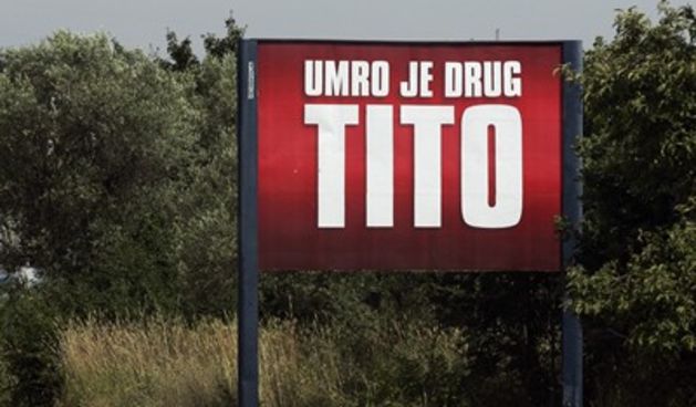 Plakat “Umro je drug Tito” kod Pule (Foto: Srećko Niketić/CROPIX)