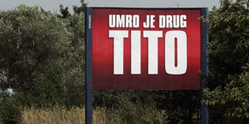 Plakat “Umro je drug Tito” kod Pule (Foto: Srećko Niketić/CROPIX)