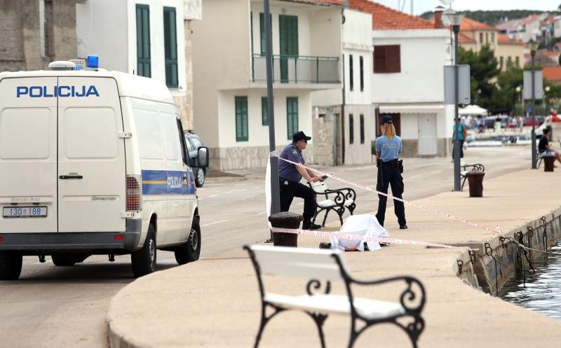 Tisno: U moru pronađeno tijelo nepoznatog mlađeg muškarca Tisno: U moru pronađeno tijelo nepoznatog mlađeg muškarca