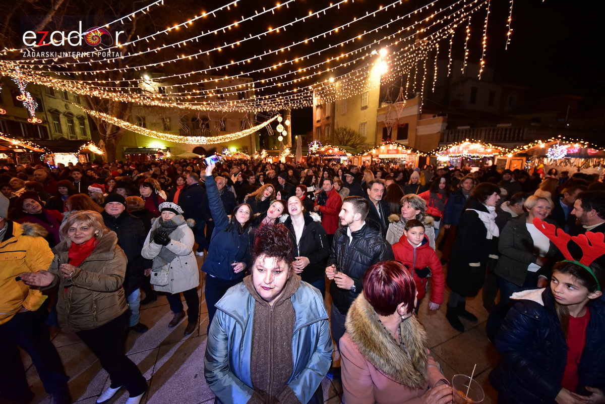 Tisuće Zadrana uživalo na krcatom Narodnom trgu i Tgu Petra Zoranića uz Tomislava Bralića i klapu Intrade Tisuće Zadrana uživalo na krcatom Narodnom trgu i Tgu Petra Zoranića uz Tomislava Bralića i klapu Intrade