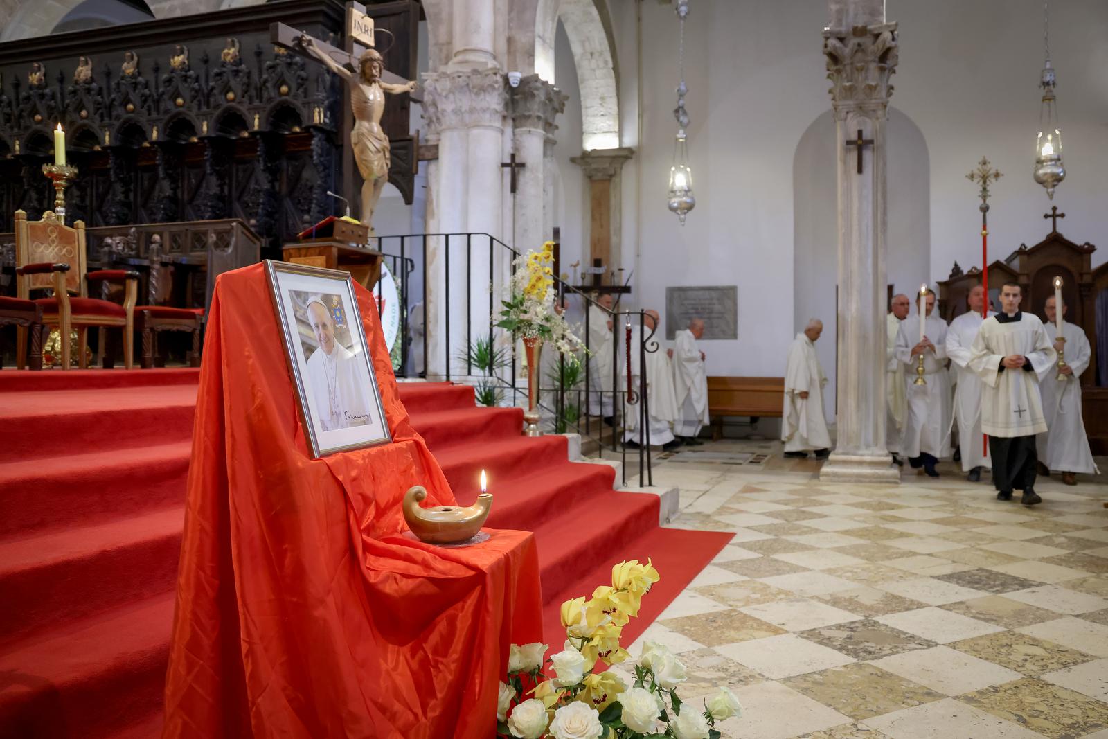 Nadbiskup Milan Zgrablić predvodio misu zadušnicu za Papu Franju Nadbiskup Milan Zgrablić predvodio misu zadušnicu za Papu Franju
