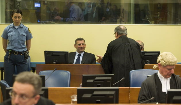 Den Haag, 150411. 
Pred Haaskim sudom, danas je zavrseno sudjenje generalima Anti Gotovini, Ivanu Cermaku i Mladenu Markacu.
Sudsko vijece optuzilo je na 24 godine generala Antu Gotovinu, generala Mladena Markaca na 18, general Ivan Cermak oslobodjen je s