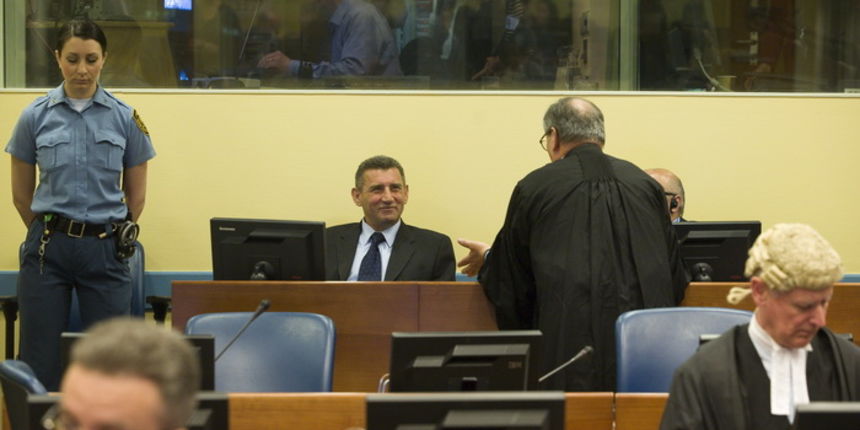 Den Haag, 150411.
Pred Haaskim sudom, danas je zavrseno sudjenje generalima Anti Gotovini, Ivanu Cermaku i Mladenu Markacu.
Sudsko vijece optuzilo je na 24 godine generala Antu Gotovinu, generala Mladena Markaca na 18, general Ivan Cermak oslobodjen je s Den Haag, 150411.
Pred Haaskim sudom, danas je zavrseno sudjenje generalima Anti Gotovini, Ivanu Cermaku i Mladenu Markacu.
Sudsko vijece optuzilo je na 24 godine generala Antu Gotovinu, generala Mladena Markaca na 18, general Ivan Cermak oslobodjen je s