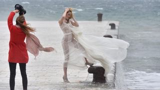 Tijekom snimanja reklamne kampanje valovi doslovno “okupali” manekenku na zadarskoj rivi