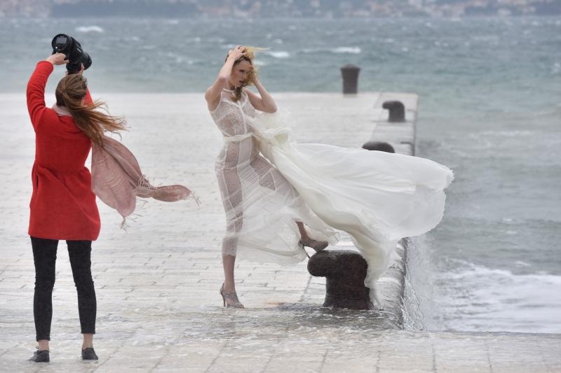 Tijekom snimanja reklamne kampanje valovi doslovno “okupali” manekenku na zadarskoj rivi