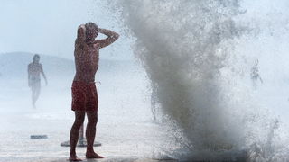 Zadar, 260812
Olujno nevrijeme sa jakim zapadnim vjetrom zahvatilo je u ranim popodnevnim satima zadarsko podrucje na radost brojnih turista i Zadrana koji su uzivali u prekrasnim prizorima, ali isto tako i na nesrecu mnogih nauticara kojima je ovakva olu