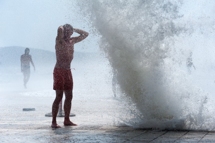 Zadar, 260812
Olujno nevrijeme sa jakim zapadnim vjetrom zahvatilo je u ranim popodnevnim satima zadarsko podrucje na radost brojnih turista i Zadrana koji su uzivali u prekrasnim prizorima, ali isto tako i na nesrecu mnogih nauticara kojima je ovakva olu