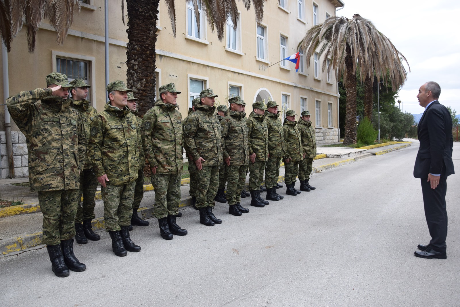 Ministar Krstičević posjetio eskadrilu transportnih helikoptera Ministar Krstičević posjetio eskadrilu transportnih helikoptera
