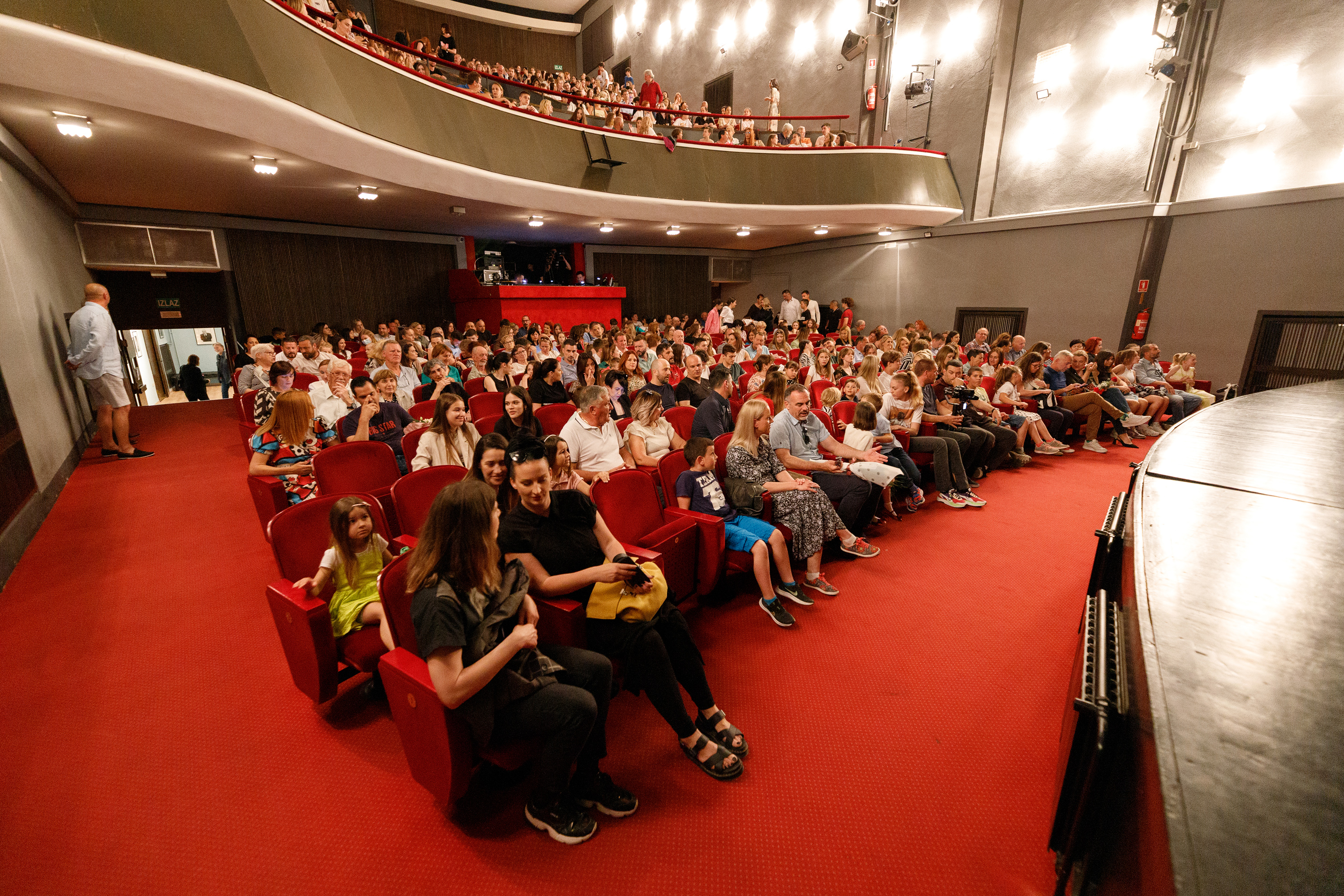 Igrajmo se: Zabranjeno mlađima od 15 strana A
