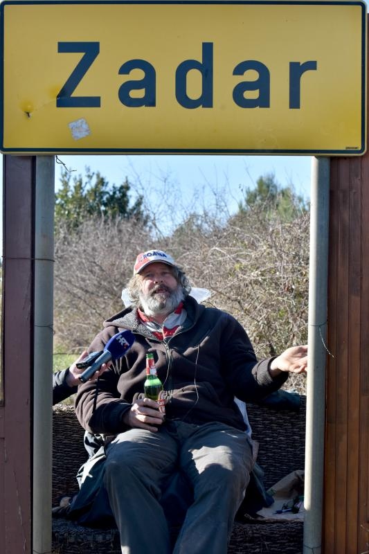 Zadarski performer Enio Mestrovic predstavio projekt “Vrata Zadra” – sjeverni portal. Rijec je o jos jednom performansu, u kojemu se na svoj osebujan nacin Mestrovic osvrnuo na lokalne teme. Photo: Dino Stanin/PIXSELL Zadarski performer Enio Mestrovic predstavio projekt “Vrata Zadra” – sjeverni portal. Rijec je o jos jednom performansu, u kojemu se na svoj osebujan nacin Mestrovic osvrnuo na lokalne teme. Photo: Dino Stanin/PIXSELL