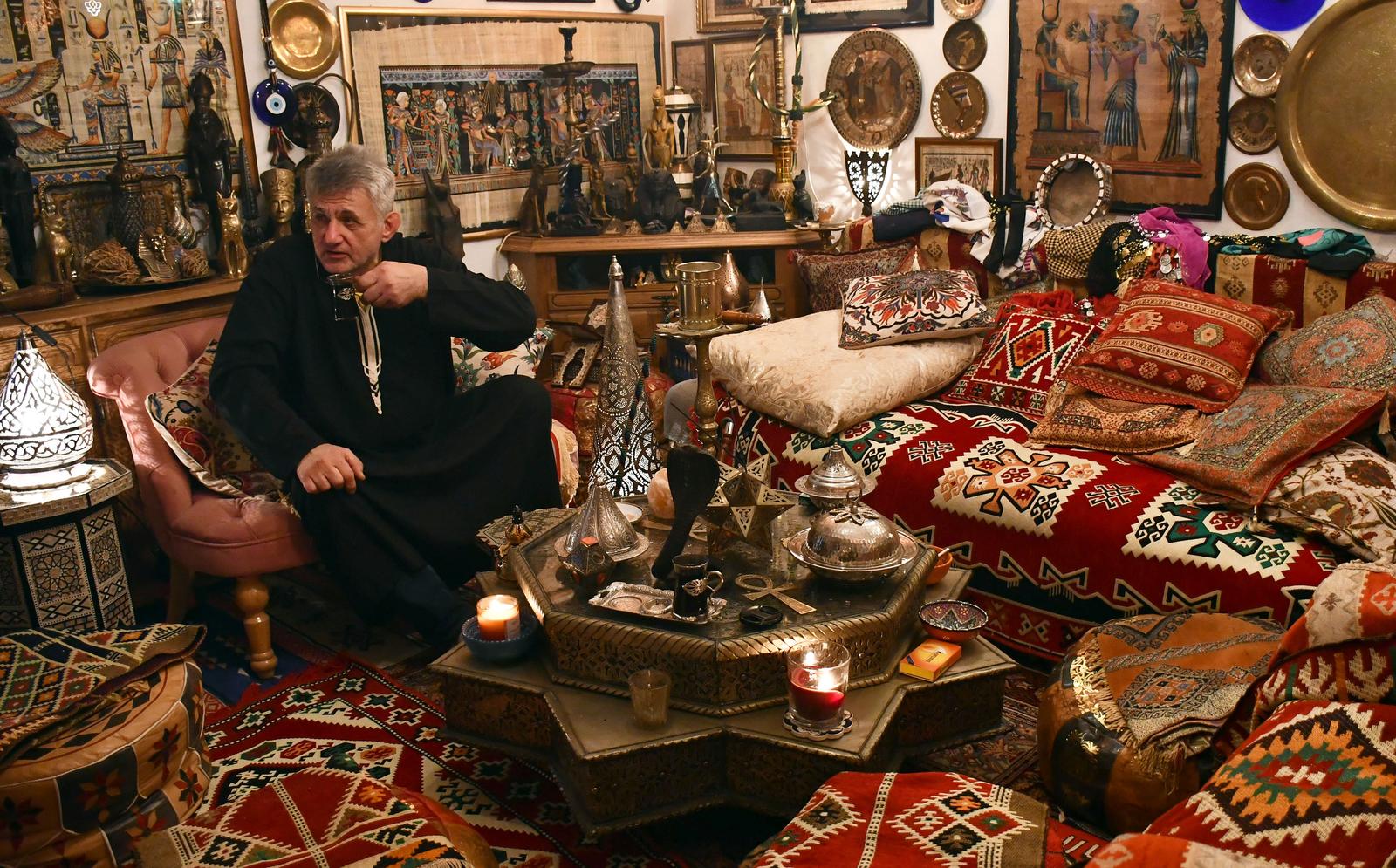 Brođanin Stanislav Hudi živi u kući koju je uredio u egipatskom stilu Brođanin Stanislav Hudi živi u kući koju je uredio u egipatskom stilu