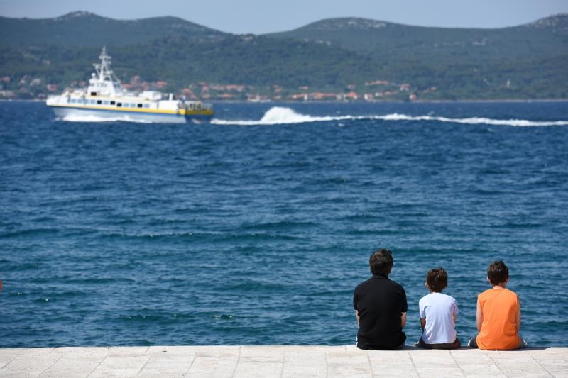 Velik broj turista jutro je proveo u gradu, a dio njih odlucio je plazu zamijeniti rivom. Photo: Dino Stanin/PIXSELL Autor  Dino Stanin/PIXSELL Ključne riječi  gosti, sunce, more, turisti, turizam, kupanje, suncanje, riva