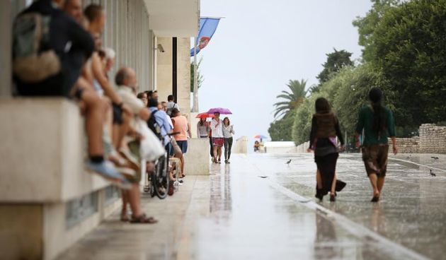 Opis  29.07.2014., Zadar – Kisno vrijeme u Dalmaciji ne prestaje vec tjednima, no turista i zabave na ulicama grada ne nedostaje. Photo: Filip Brala/PIXSELL Autor  Filip Brala/PIXSELL Ključne riječi  oblaci, turisticka sezona, Breakdance, obilazak, turis