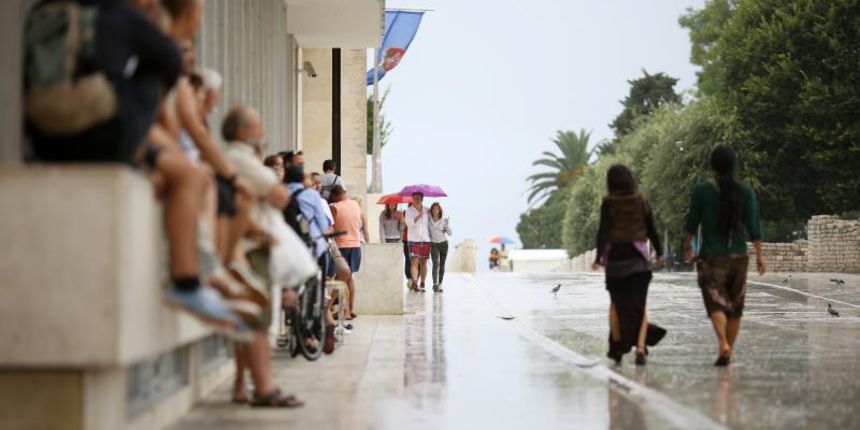 Opis  29.07.2014., Zadar – Kisno vrijeme u Dalmaciji ne prestaje vec tjednima, no turista i zabave na ulicama grada ne nedostaje. Photo: Filip Brala/PIXSELL Autor  Filip Brala/PIXSELL Ključne riječi  oblaci, turisticka sezona, Breakdance, obilazak, turis