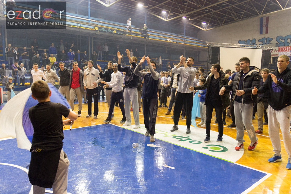 Humanitarno gledanje utakmice Zadar-Cibona (85-84) u Jazinama Humanitarno gledanje utakmice Zadar-Cibona (85-84) u Jazinama