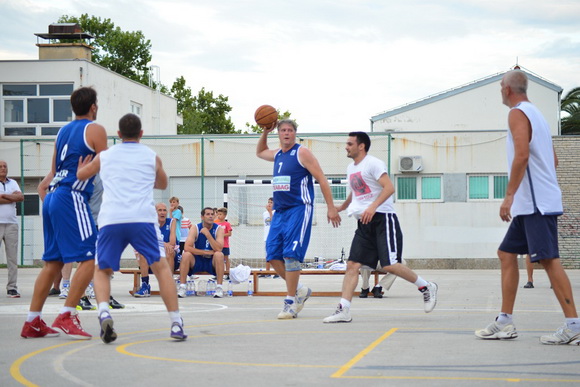 U povodu blagdana Kraljice Mira u Stanovima odigrana utakimica između veterana KK Zadar i Stanova, Foto: Iva Perinčić U povodu blagdana Kraljice Mira u Stanovima odigrana utakimica između veterana KK Zadar i Stanova, Foto: Iva Perinčić