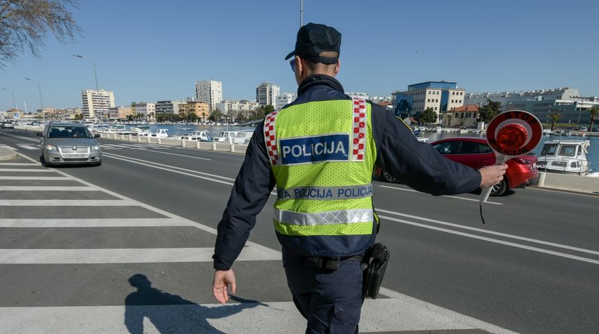 Zadarska policija povodom Dana žena darivala savjesne vozačice Zadarska policija povodom Dana žena darivala savjesne vozačice
