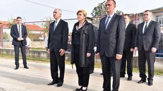 Predsjednica Kolinda Grabar Kitarović položila vijenac i zapalila svijeće za žrtve Škabrnje, Foto: Dino Stanin/PIXSELL