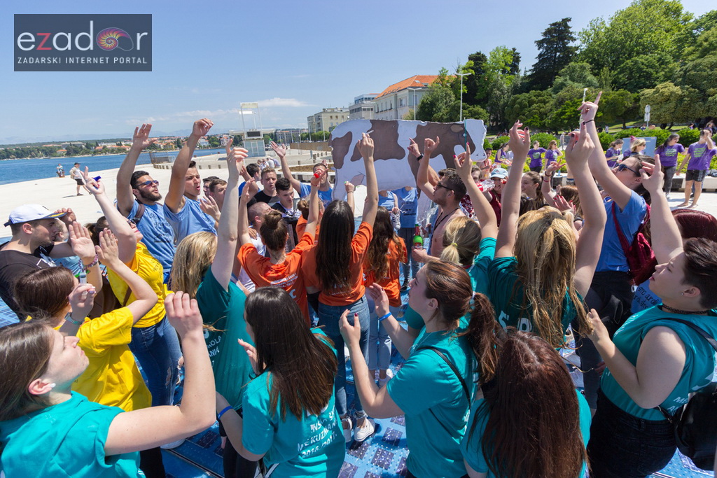 Ludijada zadarskih maturanata na Pozdravu suncu i Morskim orguljama Ludijada zadarskih maturanata na Pozdravu suncu i Morskim orguljama