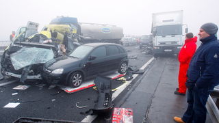Zagreb, 161111.
Zagrebacka obilaznica, smjer istok, na mostu prije cvora Ivanja Reka, u jutrosnjoj magli oko 7 i 30 sati , sudarilo se dvadesetak automobila, a ozlijedjeno je vise osoba.
Foto: Goran Mehkek / Cropix