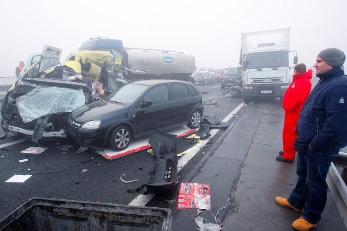 Zagreb, 161111.
Zagrebacka obilaznica, smjer istok, na mostu prije cvora Ivanja Reka, u jutrosnjoj magli oko 7 i 30 sati , sudarilo se dvadesetak automobila, a ozlijedjeno je vise osoba.
Foto: Goran Mehkek / Cropix