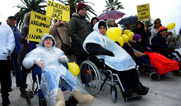 Split, 141212.
Splitska riva.
Roditelji djece s posebnim potrebama prosvjedovali su na rivi kako bi Vlada uzela u obzir njihove zahtjeve i izmijenila zakone o njihovom statusu. 
Na fotografiji: detalj sa prosvjeda.
Foto: Paun Paunovic / CROPIX