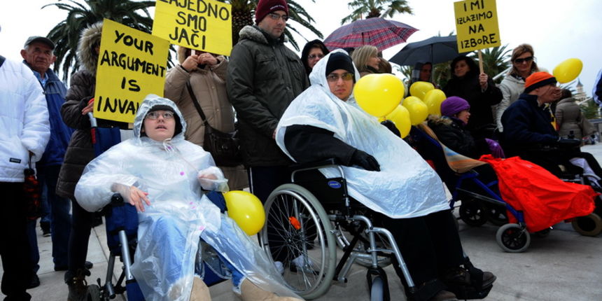 Split, 141212.
Splitska riva.
Roditelji djece s posebnim potrebama prosvjedovali su na rivi kako bi Vlada uzela u obzir njihove zahtjeve i izmijenila zakone o njihovom statusu.
Na fotografiji: detalj sa prosvjeda.
Foto: Paun Paunovic / CROPIX Split, 141212.
Splitska riva.
Roditelji djece s posebnim potrebama prosvjedovali su na rivi kako bi Vlada uzela u obzir njihove zahtjeve i izmijenila zakone o njihovom statusu.
Na fotografiji: detalj sa prosvjeda.
Foto: Paun Paunovic / CROPIX