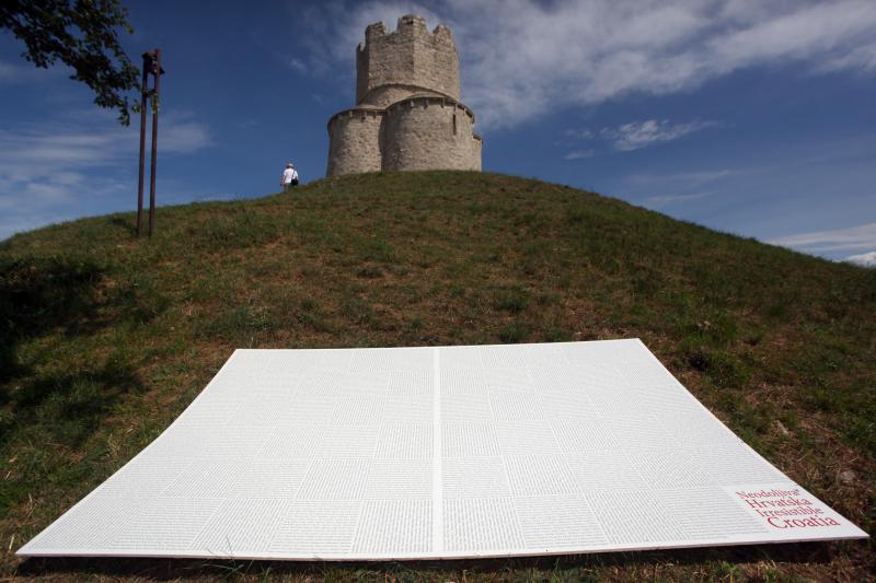 26.06.2013., Nin – Predstavljanje naslovnice, vizualnog identiteta i kreativnog tima najveceg kataloga na svijetu Neodoljiva Hrvatska, pored krunidbene crkve svetog Nikole u Ninu. Photo: Zeljko Mrsic/PIXSELL 26.06.2013., Nin – Predstavljanje naslovnice, vizualnog identiteta i kreativnog tima najveceg kataloga na svijetu Neodoljiva Hrvatska, pored krunidbene crkve svetog Nikole u Ninu. Photo: Zeljko Mrsic/PIXSELL