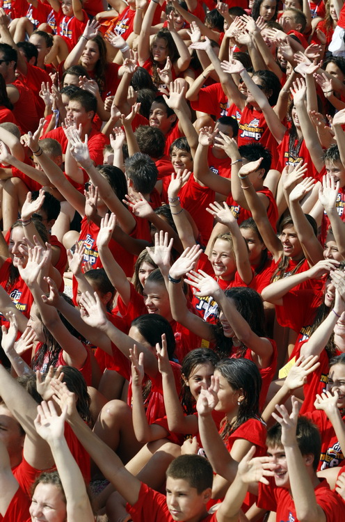 Zadar, 300711.
Nakon odgode zbog losih vremenskih uvjeta prosle subote, danas se na zadarskoj rivi odrzao peti milenijski skok, jedan od  prepoznatljivih zadarskih brendova posljednjih godina.
Foto: Jure Miskovic / CROPIX