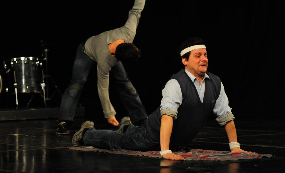 Zadar, 21.01.2013. snimio: Nenad Marčev
TEATAR EXIT, Zagreb
Saša Anočić
KAUBOJI
redatelj: Saša Anočić
igraju: Živko Anočić, Matija Antolić,
Hrvoje Barišić, Krunoslav Klabučar,
Rakan Rushaidat, Radovan Ruždjak i Ivana Rushaidat
izvan pre Zadar, 21.01.2013. snimio: Nenad Marčev
TEATAR EXIT, Zagreb
Saša Anočić
KAUBOJI
redatelj: Saša Anočić
igraju: Živko Anočić, Matija Antolić,
Hrvoje Barišić, Krunoslav Klabučar,
Rakan Rushaidat, Radovan Ruždjak i Ivana Rushaidat
izvan pre