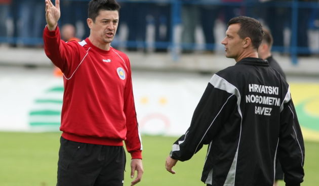 Zadar, 260409.
Stadion Stanovi.
Nogometna utakmica 28.kola T-com 1.HNL NK Zadar – NK Hajduk.
Na fotografiji: trener Zadra Dalibor Zebic i 4. sudac Ivo Krecak.
Foto: Vladimir Ivanov / CROPIX