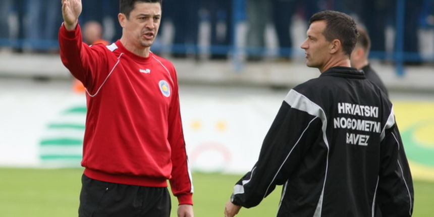 Zadar, 260409.
Stadion Stanovi.
Nogometna utakmica 28.kola T-com 1.HNL NK Zadar – NK Hajduk.
Na fotografiji: trener Zadra Dalibor Zebic i 4. sudac Ivo Krecak.
Foto: Vladimir Ivanov / CROPIX Zadar, 260409.
Stadion Stanovi.
Nogometna utakmica 28.kola T-com 1.HNL NK Zadar – NK Hajduk.
Na fotografiji: trener Zadra Dalibor Zebic i 4. sudac Ivo Krecak.
Foto: Vladimir Ivanov / CROPIX