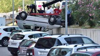 Zadar: U nesreći u ulici Benka Benkovića došlo do prevrtanja vozila koje je palo na parkiralište