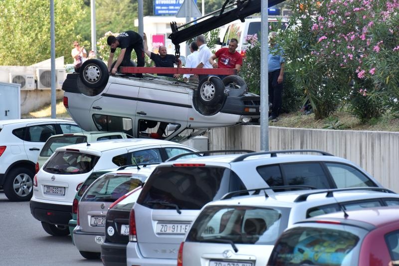Zadar: U nesreći u ulici Benka Benkovića došlo do prevrtanja vozila koje je palo na parkiralište